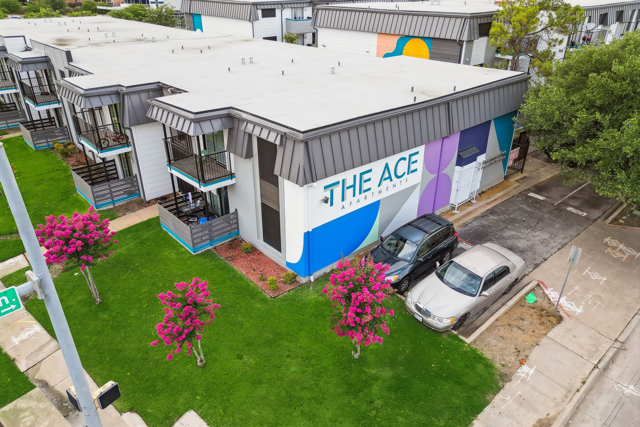 theaceapartmentsdallas@gmail.com