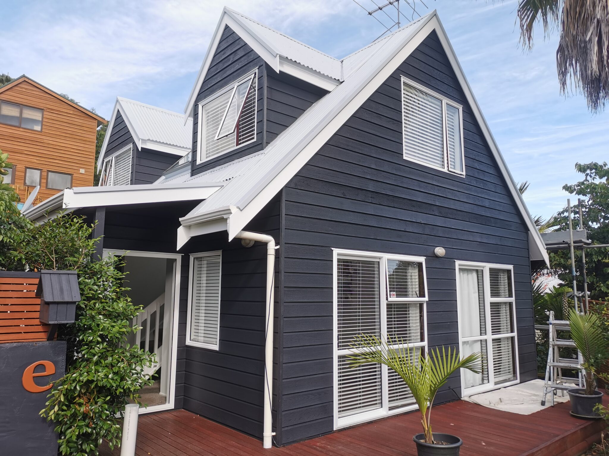 Both the inside and outside of Auckland homes can be painted by Zeolispainters.